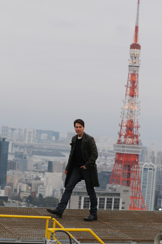 東京タワーを背にしたトム・クルーズ。まるで映画の1シーンのよう！
