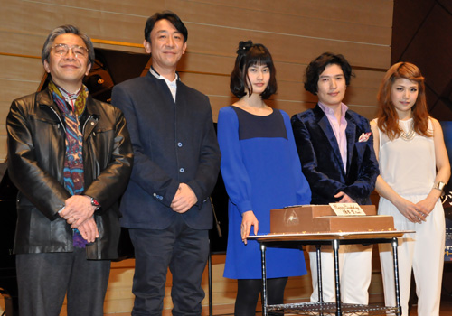 左から原作者の中山七里、利重剛監督、橋本愛、清塚信也、題歌を歌う泉沙世子