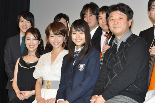 左から上遠野太洸（左奥）、筒井真理子、釈由美子、有村架純、雑賀俊郎監督