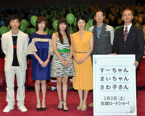 左から染谷将太、真木よう子、柴咲コウ、寺島しのぶ、井浦新、御法川修監督