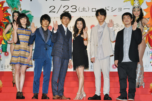 左から伊藤歩、池松壮亮、高良健吾、吉高由里子、綾野剛、沖田修一監督