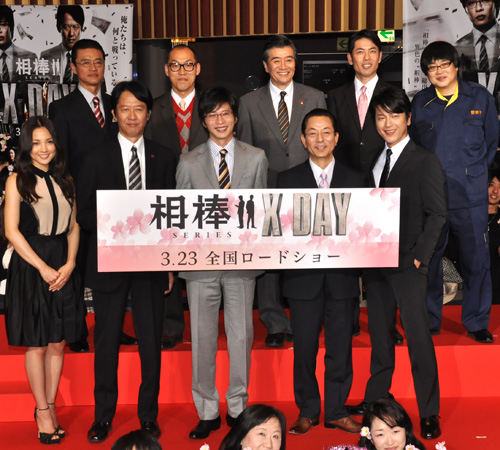 前列左から国仲涼子、川原和久、田中圭、水谷豊、及川光博。後列左から神保悟志、山西惇、大谷亮介、山中崇史、六角精児