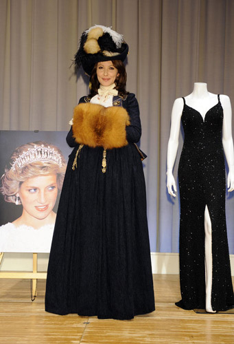 アカデミー賞衣裳デザイン賞受賞作『ある公爵夫人の生涯』トークイベントに、劇中の衣装を着て登場した山本モナ