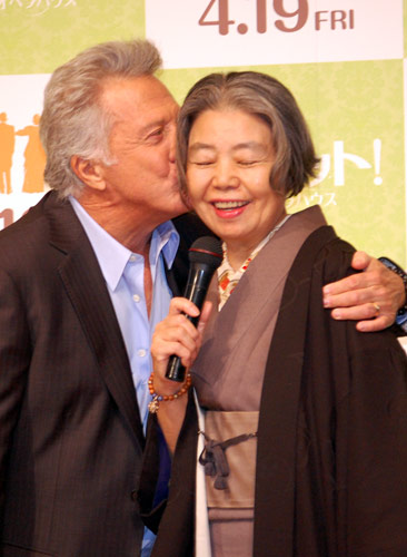 会見中、突然、樹木希林（右）の頬にキスをしたダスティン・ホフマン（左）