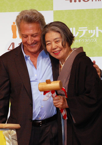 ダスティン・ホフマン（左）と樹木希林（右）