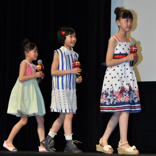 右から長女役の畠山紬、次女役の渡邉空美、三女役の小泉颯野