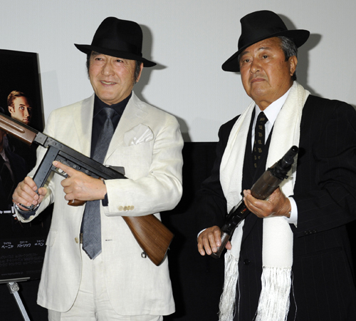 ギャング王をイメージした自前の衣装で登場した松方弘樹（左）と梅宮辰夫（右）