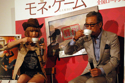 紅茶の飲み比べをする水沢アリー（左）と岩城滉一（右）