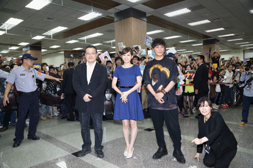 台湾で熱烈歓迎を受ける中田秀夫監督（左）、前田敦子（中央）、成宮寛貴（右）