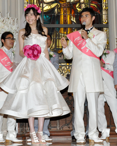 松井愛莉（左端）にプロポーズする小島よしお（右端）