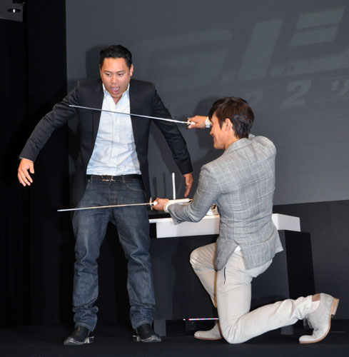 映画をイメージした特製の日本刀でふざけるイ・ビョンホン（右）とジョン・M・チュウ監督（左）