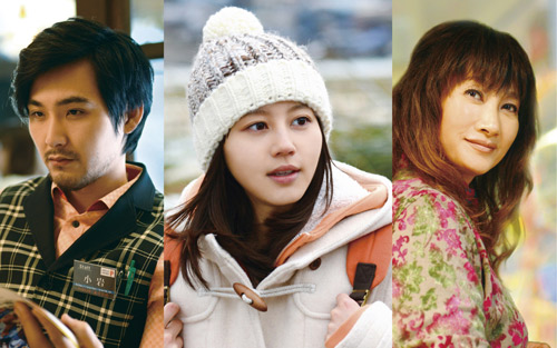 左から兄役の松田龍平、麦子役の堀北真希、母役の余貴美子