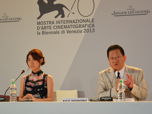 ヴェネチア国際映画祭会見にて。左から瀧本美織、星野康二スタジオジブリ代表取締役社長
