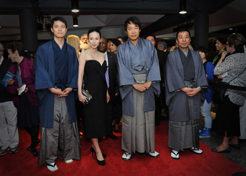 写真左から森田プロデューサー、中谷美紀、田中監督、原作者の山本兼一
