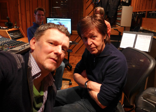 ミシェル・ゴンドリー監督（左）とポール・マッカートニー（右）。収録スタジオの様子