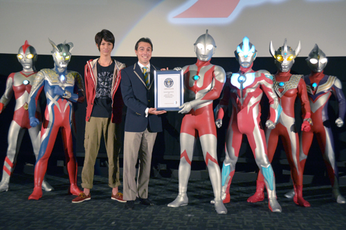 左からウルトラマン80、ウルトラマンゼロ、根岸拓哉、カルロス・マルティネス、ウルトラマン、ウルトラマンギンガ、ウルトラマンタロウ、ウルトラマンティガ 