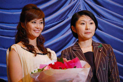 小渕優子少子化担当大臣（右）が観月ありさ（左）に花束を贈呈
