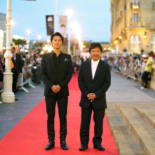 サン・セバスチャン国際映画祭のレッドカーペットに登場した福山雅治（左）と是枝裕和監督（右）
