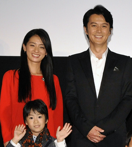 左から尾野真千子、子役の二宮慶多、福山雅治