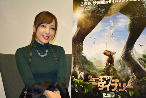 左：平原綾香／右：『ウォーキング with ダイナソー』ポスター画像
(C)2013 Twentieth Century Fox