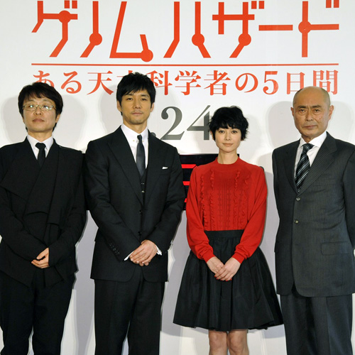 左からキム・ソンス監督、西島秀俊、真木よう子、伊武雅刀