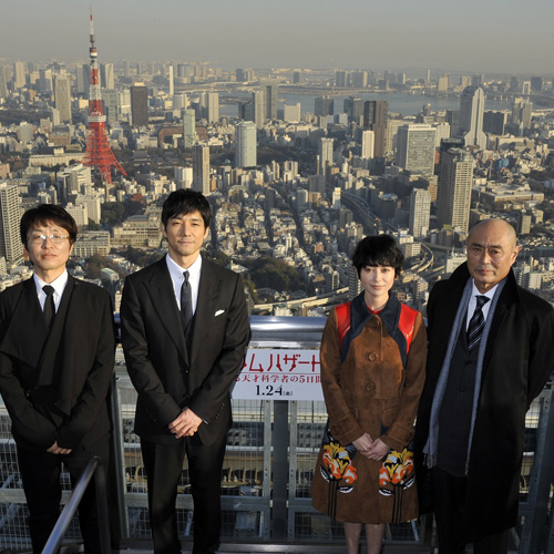 左からキム・ソンス監督、西島秀俊、真木よう子、伊武雅刀