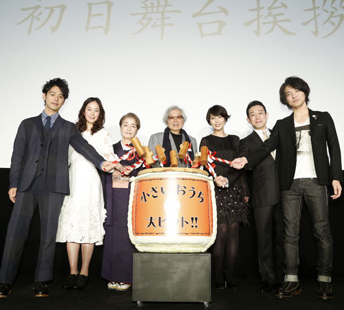 左から妻夫木聡、黒木華、倍賞千恵子、山田洋次監督、松たか子、片岡孝太郎、吉岡秀隆