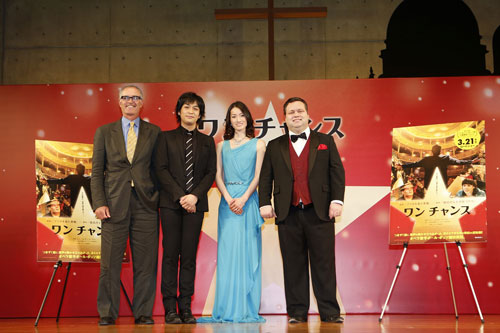 左からデヴィッド・フランケル監督、藤澤ノリマサ、荒川静香、ポール・ポッツ