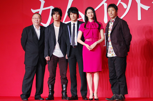 左から崔洋一監督、伊藤英明、松山ケンイチ、小雪、小林薫