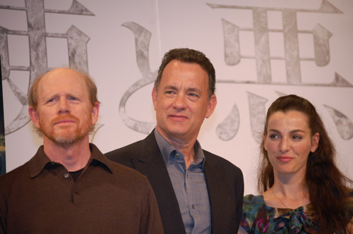 『天使と悪魔』来日記者会見にて。左からロン・ハワード監督、トム・ハンクス、アイェレット・ゾラー