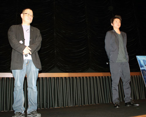 中田秀夫監督（左）と藤原竜也（右）