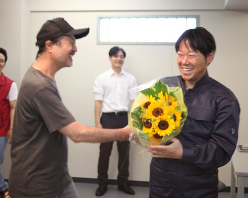 阿部サダヲ（右）に花束を贈呈する松尾スズキ監督（左）