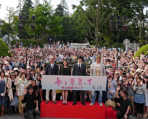 左から木村大作監督、蒼井優、松山ケンイチ、豊川悦司