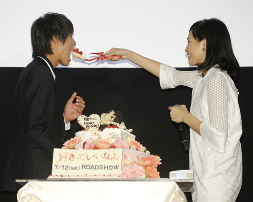 川口春奈（右）からケーキを食べさせてもらう福士蒼汰（左）