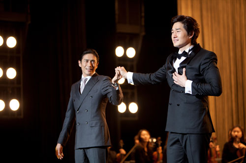 伊勢谷友介（左）とユ・ジテ（右）／『ザ・テノール 真実の物語』より
(C)2014 BY MORE IN GROUP & SOCIAL CAPITAL PRODUCTION & VOICE FACTORY. ALL RIGHTS RESERVED.