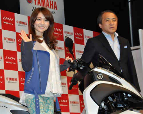 大島優子（左）とヤマハ発動機株式会社 代表取締役 柳弘之社長（右）