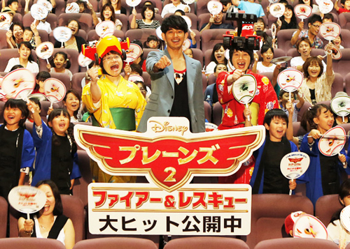 『プレーンズ2』の舞台挨拶をした瑛太（中央）、近藤春菜（左）、箕輪はるか（右）