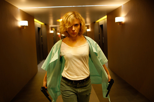 あのスカジョが主演の『LUCY／ルーシー』
(C))2014 Universal Pictures