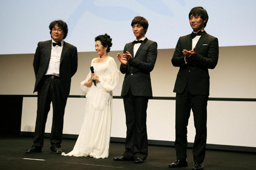 左からポン・ジュノ監督、キム・ヘジャ、ウォンビン、チン・グ