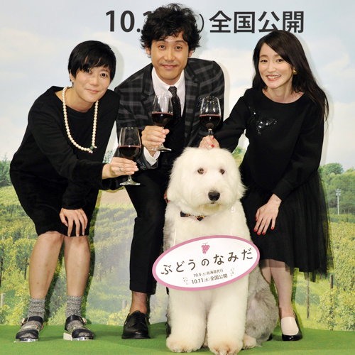 左から三島有紀子監督、大泉洋、安藤裕子と、共演した犬のバベット（オールド・イングリッシュ・シープドッグ）くん