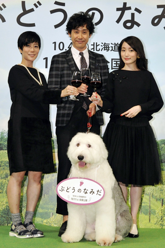 左から三島有紀子監督、大泉洋、安藤裕子と、共演した犬のバベット（オールド・イングリッシュ・シープドッグ）くん