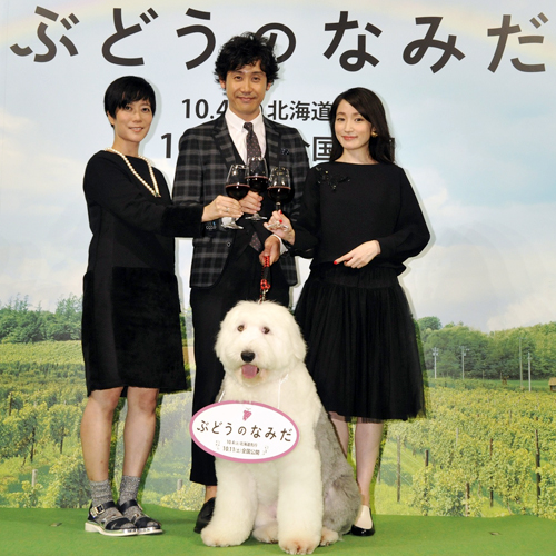 左から三島有紀子監督、大泉洋、安藤裕子と、共演した犬のバベット（オールド・イングリッシュ・シープドッグ）くん