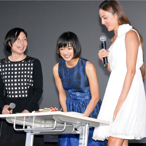 道端ジェシカの誕生日を祝福するケーキを前に。左から永田琴監督、門脇麦、道端ジェシカ