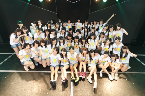 「HKT48劇場3周年記念特別公演」全員写真
(C) AKS