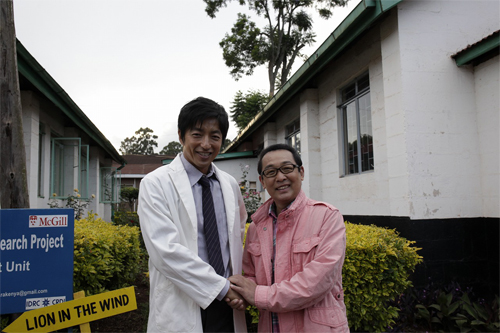 大沢たかお（左）とさだまさし（右）
(C) 2015「風に立つライオン」製作委員会