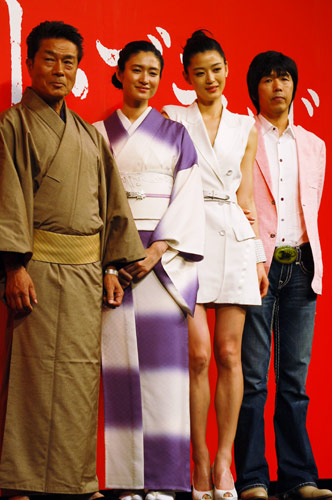 左から倉田保昭、小雪、チョン・ジヒョン、石川光久社長
