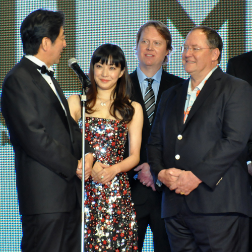 昨秋開催された第27回東京国際映画祭より。左から安倍晋三首相、菅野美穂、ドン・ホール監督、ジョン・ラセター