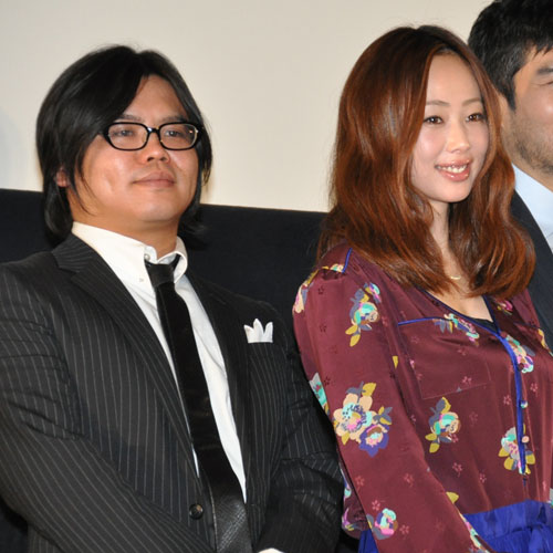 妊娠を発表した井上和香（右）と夫の飯塚健監督（左）