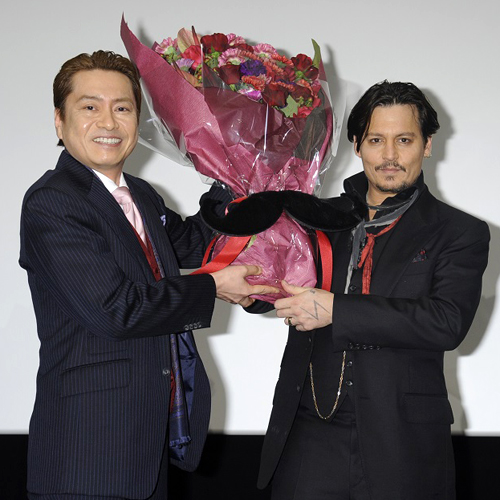 ジョニー・デップ（右）に“ちょびヒゲ”つき花束を贈呈した平田広明（左）