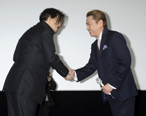 握手を交わすジョニー・デップ（左）と平田広明（右）　